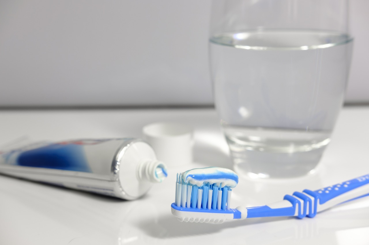 Does your electric toothbrush hit your teeth when brushing?